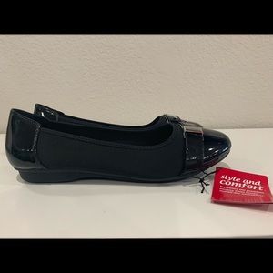 Brand new, extra comfort black flats with heel!